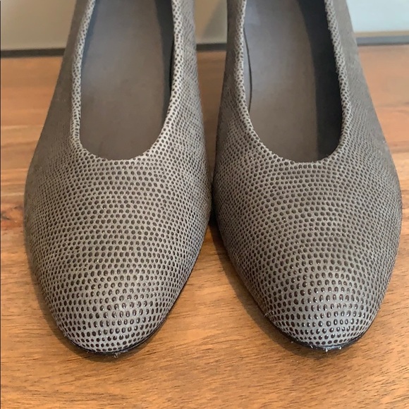 STUART WEITZMAN Gray Textured Block Heels - Picture 8 of 12